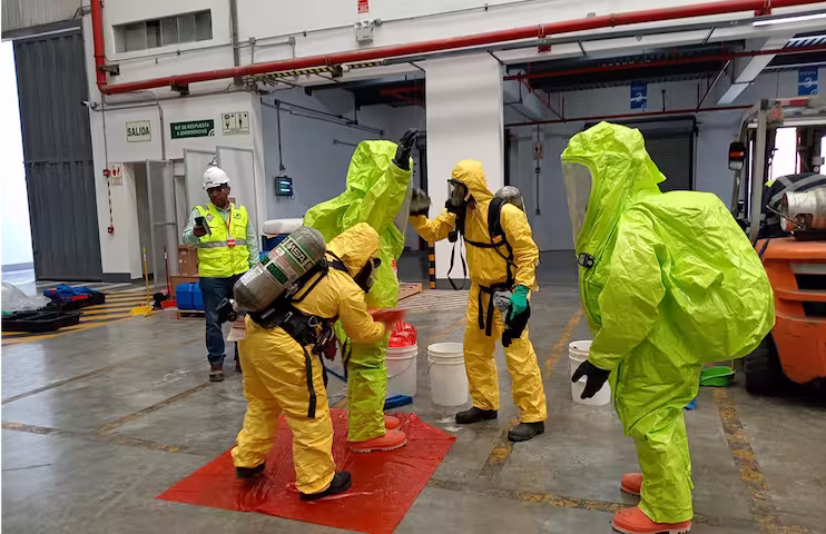 Entrenamientos de manejo de materiales peligrosos, sistemas de gestión de seguridad, gestión de crisis y continuidad operacional.
